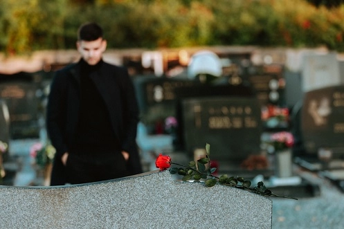 mężczyzna na cmentarzu