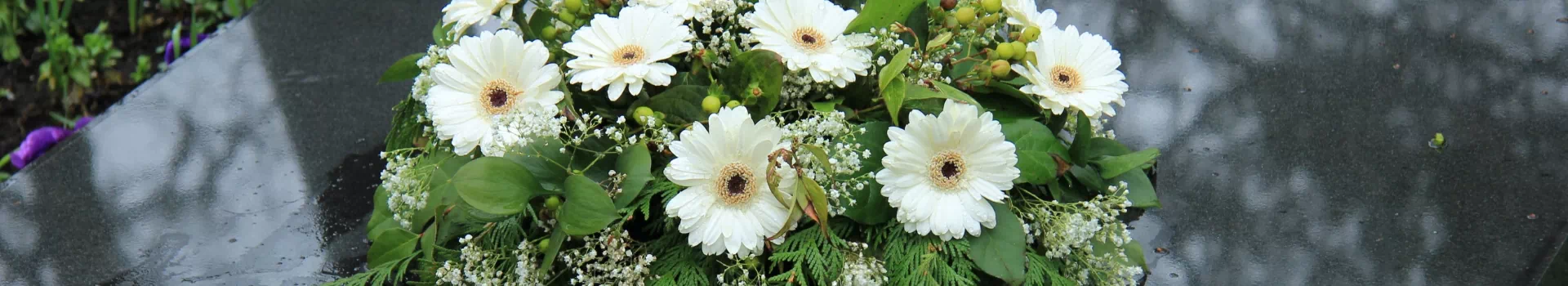 biały bukiet kwiatów